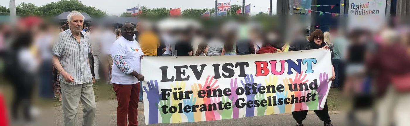 Mitglieder des Bündnisses halten ein Banner mit der Aufschrift „LEV IST BUNT – Für eine offene und tolerante Gesellschaft“ auf dem Festival der Kulturen